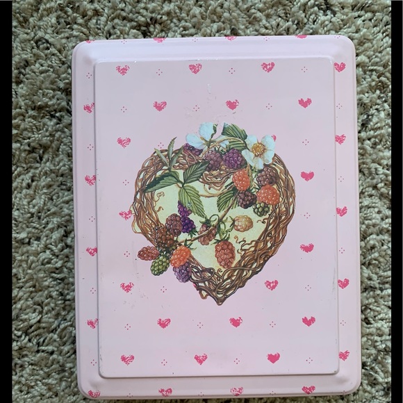 Cute Box! Metallic with sealed lid, pink with hearts. - Picture 1 of 6